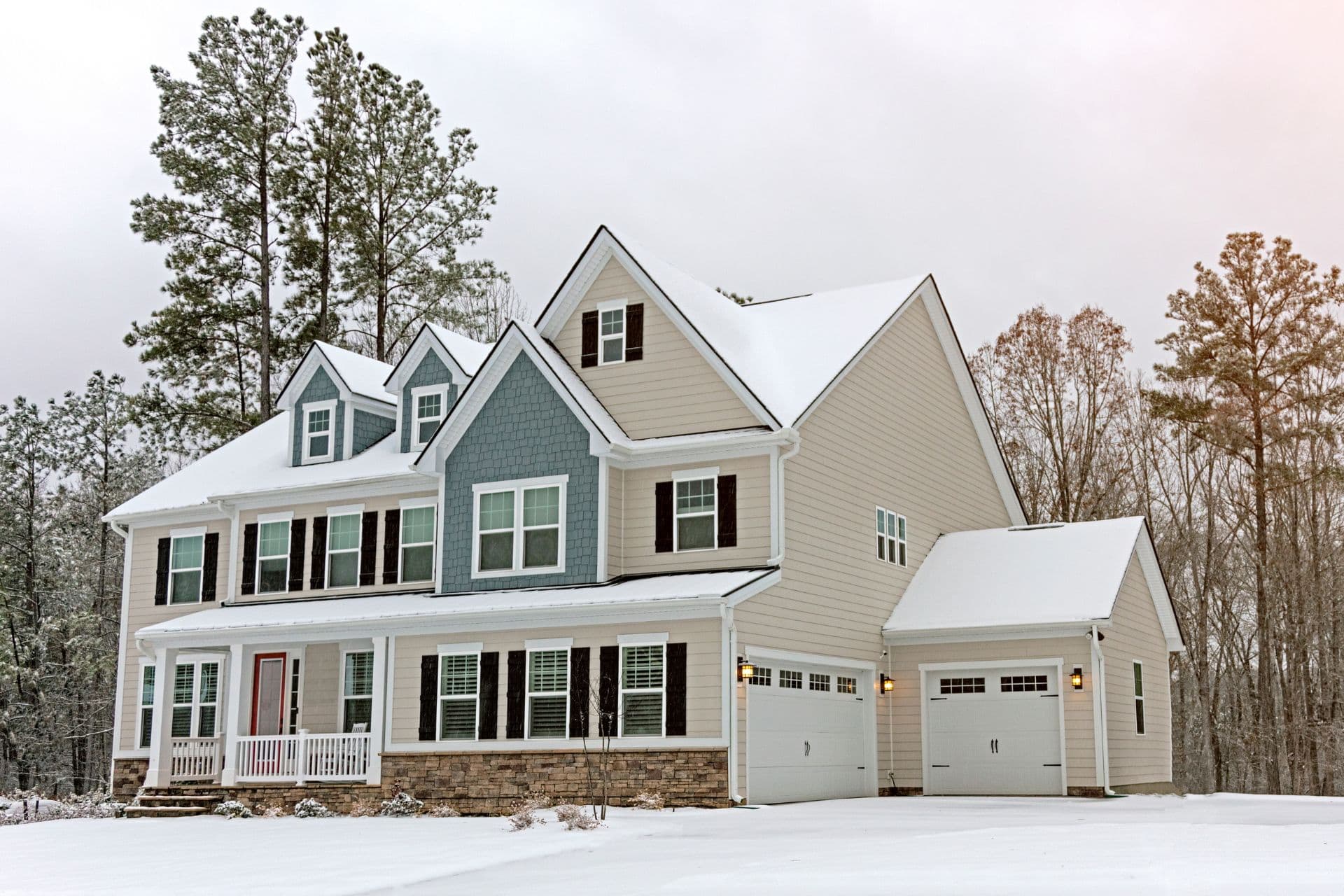 Selling Your Home During the Holidays: Pros, Cons, and Expert Tips